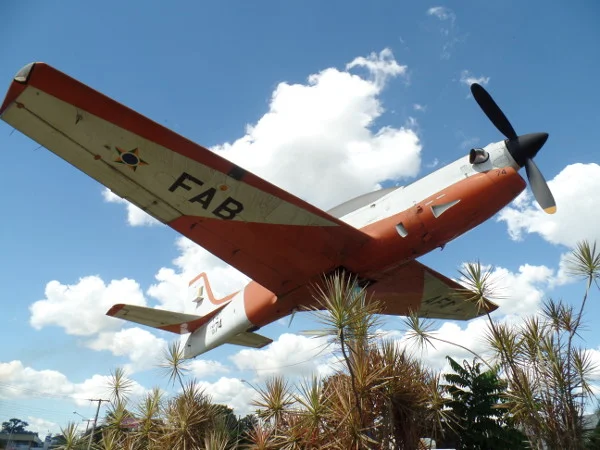 Avião Tucano exposto no triângulo de acesso a Pirassununga/SP. Foto: ViniRoger