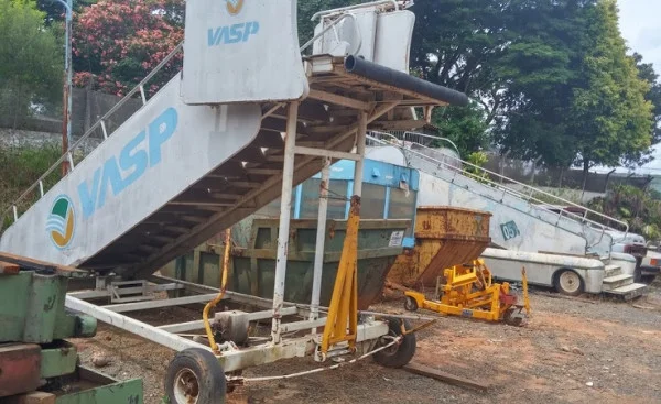 Escadas rebocáveis (uma de altura fixa da Vasp, para Boeing 737, e outra com altura regulável, à venda por 8 e 12 mil reais, respectivamente) e uma carreta para carregar malas da Vasp (3 mil reais) - valores em junho de 2016. Foto: Sucatas Bim