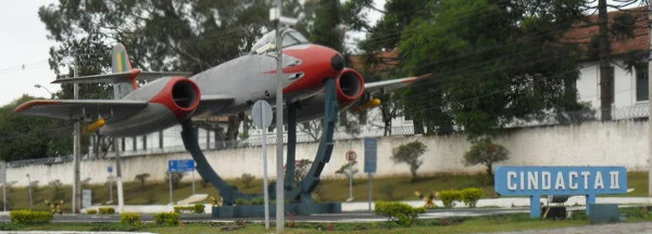 Gloster Meteor F-8 matrícula FAB 4452 (pintura ovo estrelado em vermelho) exposto na entrada do CINDACTA II em Curitiba/PR. Foto: ViniRoger