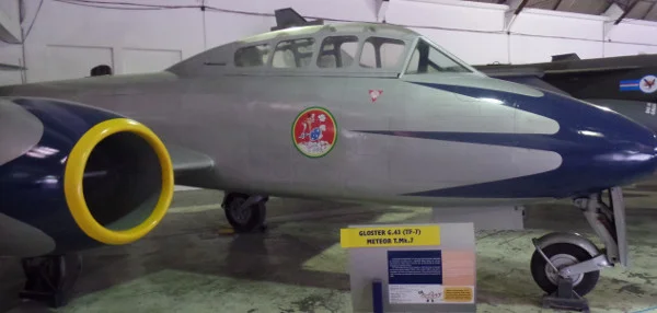 Gloster Meteor T.MK.7 (TF-7) montado na Fábrica do Galeão e exposto no Museu Aeroespacial. Foto: ViniRoger