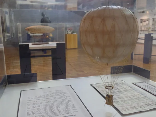 Maquetes dos balões Brasil e nº 6 (fundo) no Museu Aeroespacial (Rio de Janeiro). Foto: ViniRoger