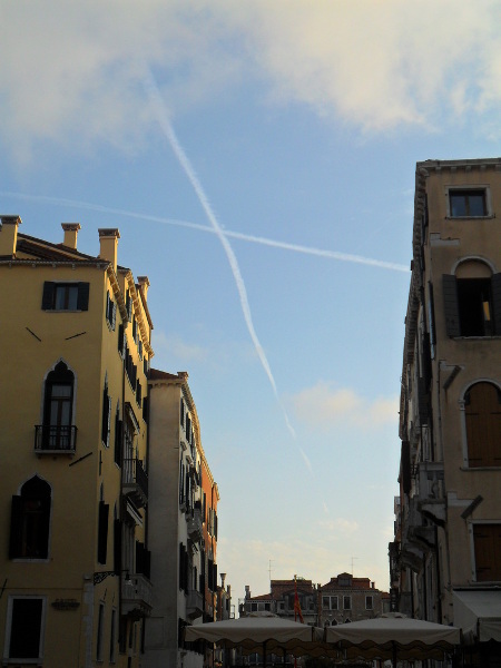 Tilhas de condensação nos céus de Veneza. Foto: ViniRoger.