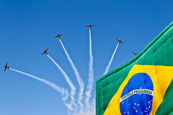 Leque de fumaça executado pela Esquadrilha da Fumaça nas festividades do 7 de setembor em 2011. Foto: Wikimedia.