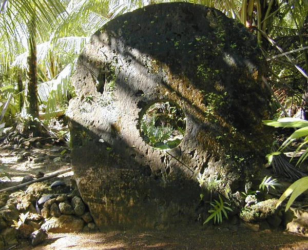 Uma grande rai stone in the village of Gachpar (2002). Foto: Eric Guinther on Wikipedia