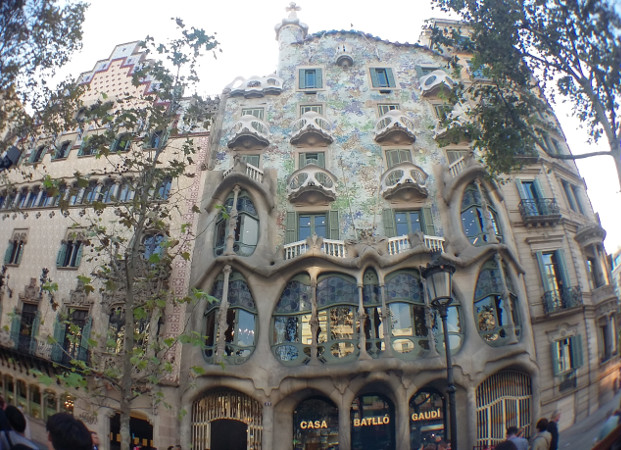 Fachada da Casa Amattler (esq.) e Casa Batlló. Foto: ViniRoger