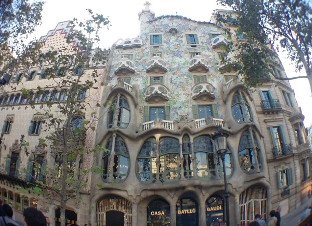 Fachada da Casa Amattler (esq.) e Casa Batlló. Foto: ViniRoger