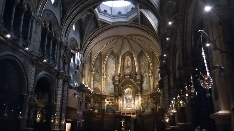 Interior da Basílica de Montserrat. Foto: VIniRoger