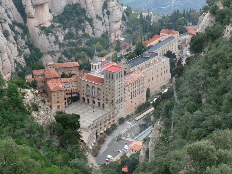 Construções de Montserrat vistas da estação superior do funicular de Sant Joan. Foto: ViniRoger