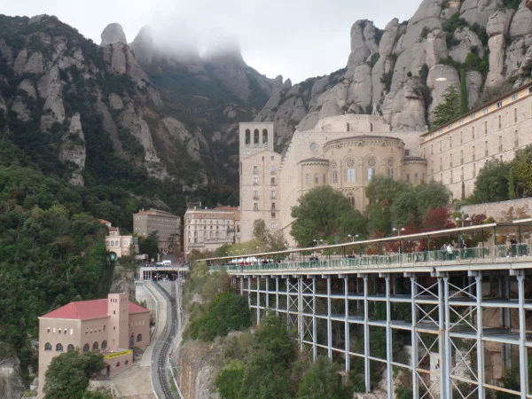 Montserrat vista do restaurante: Funicular de Santa Cova (esquerda, meio escondido) e cremalheira (centro). Foto: ViniRoger