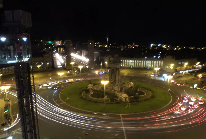 Plaza Espanya e Palau Nacional (ao fundo da rua mais iluminada) vistos do Arenas, com destaque ao elevador panorâmico. Foto: ViniRoger