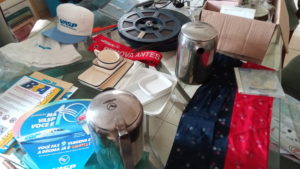 Bonés, safety cards, louças, bules, rolos de filme, lenços e CD-ROM