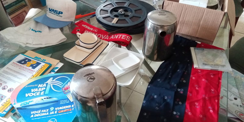 Bonés, safety cards, louças, bules, rolos de filme, lenços e CD-ROM