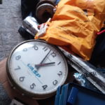 Pá de hélice, colete salva-vidas, relógio, VHS de manutenção e bandeja