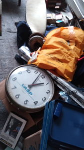 Pá de hélice, colete salva-vidas, relógio, VHS de manutenção e bandeja