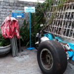 Letreiros, lixeiras e pneu