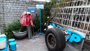 Letreiros, lixeiras e pneu