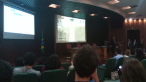 Telões no auditório do LIT durante o lançamento. Foto: ViniRoger