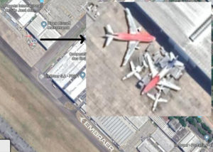 Imagem de 2019 sobre parte do aeroporto de São José dos Campos, com destaque para a aeronave da TAF (abaixo, à direita) e uma da Avianca, também abandonado. Fonte: Google Maps