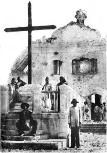 Igreja de Santo Antônio, em ruínas, e o púlpito onde pregava Conselheiro, após o massacre do Arraial. Fotografia: Flávio de Barros (1897)
