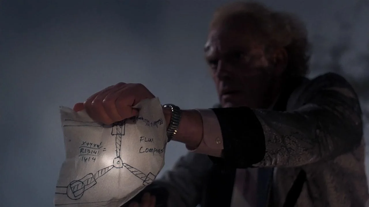 Doc Brown com o esboço do capacitor de fluxo. Fonte: Futurepedia