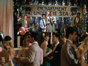Cena de Marty tocando no baile