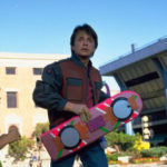 Cena do hoverboard na praça principal de Hill Valley