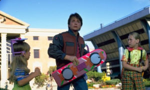 Cena do hoverboard na praça principal de Hill Valley