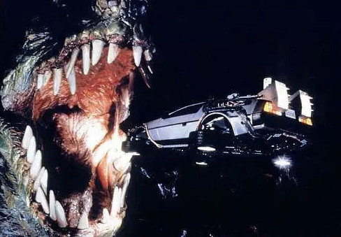 Projeção e carro da atração "Back to the Future: The Ride"