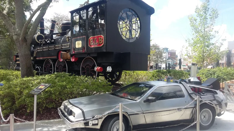 DeLorean (com Mr. Fusion na traseira) e locomotiva expostas no Universal Studios Florida. Foto: ViniRoger