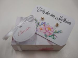 Caixinha personalizada com biju para empresa presentear funcionárias. Foto: Bijoux Beautiful Girls