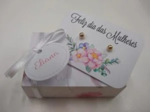 Caixinha personalizada com biju para empresa presentear funcionárias. Foto: Bijoux Beautiful Girls