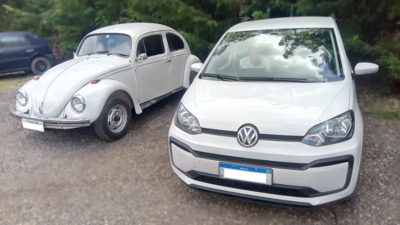 Fusca e Up! lado a lado. Foto: ViniRoger