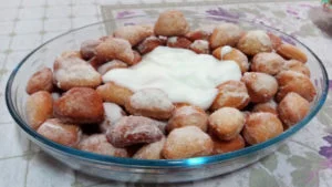 Bolinhos de nuvem prontos com claras em neve no meio, para mergulhar. Foto: ViniRoger