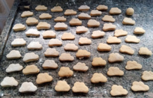 Bolinhos de nuvem cortados antes de fritar e cortador, com 4,5 cm de largura. Foto: ViniRoger