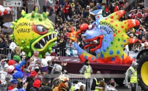 Carros alegóricos no Carnaval 2020 em Duesseldorf, Alemanha. Foto: AP Photo/Martin