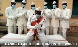 Carregadores de caixão dançarinos de Gana, que viraram meme durante a pandemia de Covid-19, pediram para que as pessoas fiquem em casa. Foto: Reprodução/Twitter Benjamin Aidoo
