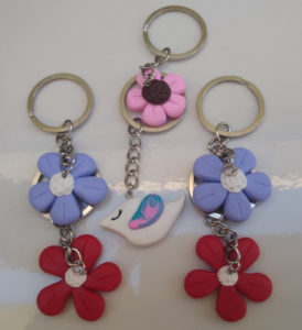 Pingentes de flores em cerâmica plástica. Foto: Bijoux Beautiful Girls