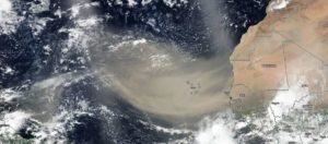 Imagem visível da grande pluma marrom clara de poeira saariana sobre o Oceano Atlântico (18/06/2020, satélite Suomi NPP da NASA-NOAA). Fonte: NASA Worldview