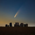 Cometa Neowise sobre Stonehenge. Fonte: Declan Deval