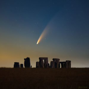 Cometa Neowise sobre Stonehenge. Fonte: Declan Deval