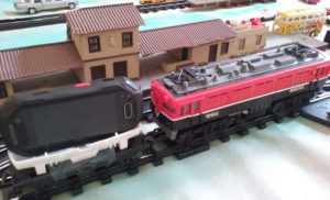 Locomotiva e vagão-tanque adaptado para carregar um pequeno celular com câmera. Foto: ViniRoger