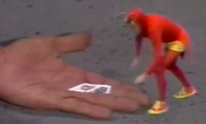 Chapolin pegando os selos a serem devolvidos, após ter tomado uma de suas pílulas encolhedoras. Fonte: Televisa