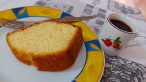 Fatia de bolo de laranja com uma xícara de café. Foto: ViniRoger