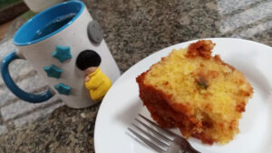 Fatia do bolo de laranja e caneca da Criando com Clay. Foto: ViniRoger