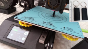 Monolito sendo fabricado em uma impressora 3D, com peça finalizada em destaque. Foto: ViniRoger