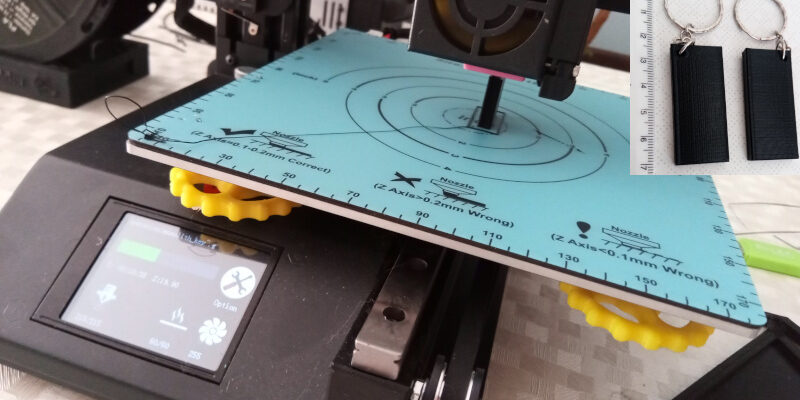 Monolito sendo fabricado em uma impressora 3D, com peça finalizada em destaque. Foto: ViniRoger