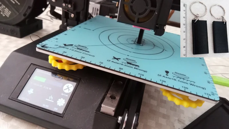 Monolito sendo fabricado em uma impressora 3D, com peça finalizada em destaque. Foto: ViniRoger