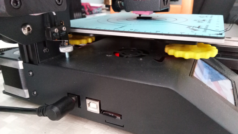 Lateral da impressora 3D - interfaces e objeto sendo impresso. Foto: ViniRoger