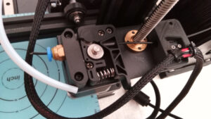 Compartimento com motor para tração de filamento. Foto: ViniRoger