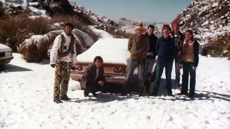 Jobson Pereira (agachado) na nevasca de 1985, em Itatiaia, em Resende (RJ). Fonte: Arquivo pessoal/Jobson Oliveira via UOL